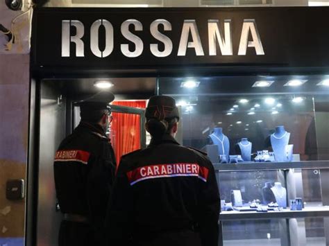 Rapina violenta in gioielleria a Brescia, ladri picchiano il